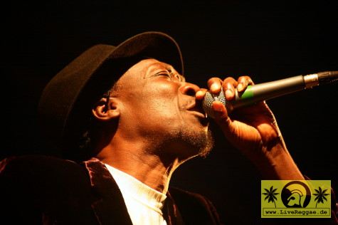 Alton Ellis (Jam) with Soulfood International 11. This Is Ska Festival, Wasserburg Rosslau 23. Juni 2007 (16).jpg